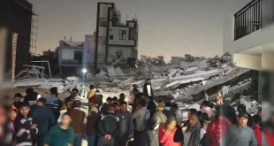 दिल्ली के बुराड़ी इलाके में गिरी 4 मंजिला इमारत, कई लोग मलबे में दबे
