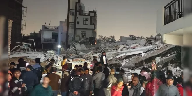 दिल्ली के बुराड़ी इलाके में गिरी 4 मंजिला इमारत, कई लोग मलबे में दबे