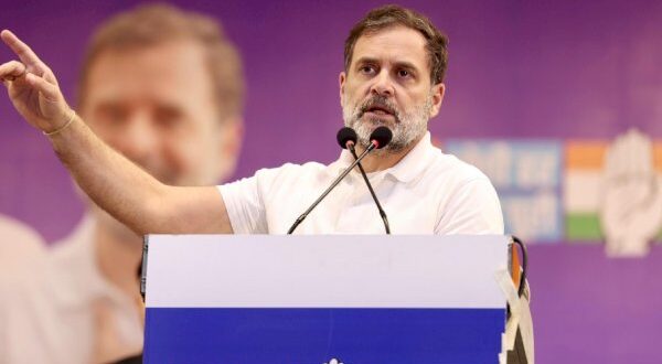 राहुल गांधी ने केजरीवाल पर साधा निशाना, कहा- 'छोटी कार में आए थे, रहते हैं शीशमहल में'