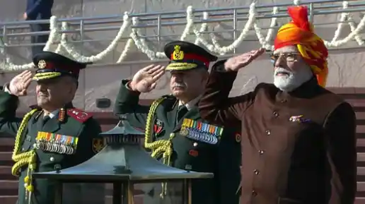 76वें गणतंत्र दिवस समारोह में पीएम मोदी ने पहनी रंग-बिरंगी पगड़ी, दी देशवासियों को शुभकामनाएं