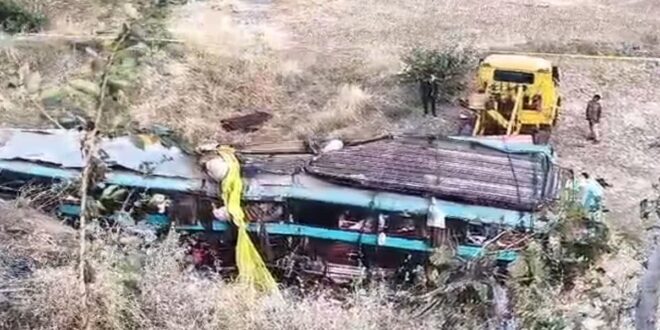 गुजरात में भीषण हादसा: त्र्यंबकेश्वर से लौट रहे श्रद्धालुओं की बस खाई में गिरी, 7 की मौत