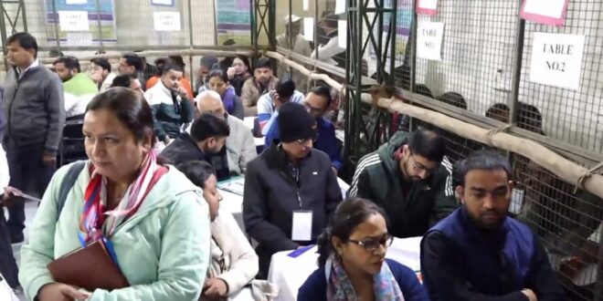 दिल्ली विधानसभा चुनाव 2025: शुरुआती रुझानों में बीजेपी को बहुमत, AAP पिछड़ी