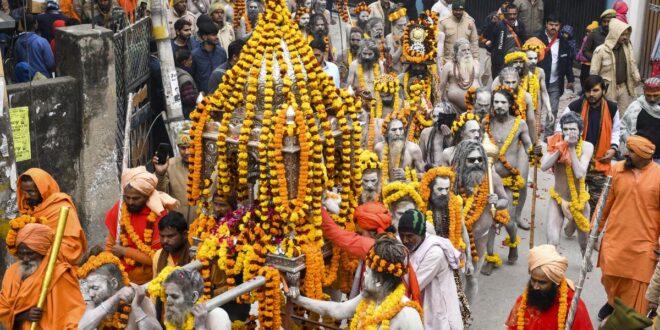 महाशिवरात्रि पर उमड़ी शिव भक्तों की बेतहाशा भीड़, महाकुंभ का समापन