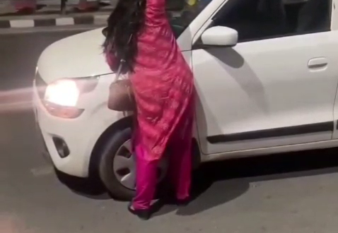 हरिद्वार में हाईवोल्टेज ड्रामा: नशे में धुत महिला ने बीच सड़क पर मचाया हंगामा, वाहनों पर किया हमला