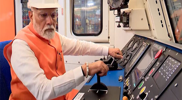 प्रधानमंत्री मोदी ने दाहोद में लोकोमोटिव प्लांट का किया भव्य उद्घाटन, हरी झंडी दिखाकर रवाना किया पहला इलेक्ट्रिक इंजन