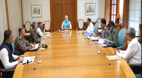 भारत-पाक तनाव के बीच PM मोदी की हाई-लेवल बैठक: “भारत ने जिम्मेदारी से दिया जवाब” – रक्षा मंत्री, CDS और सैन्य प्रमुख रहे मौजूद