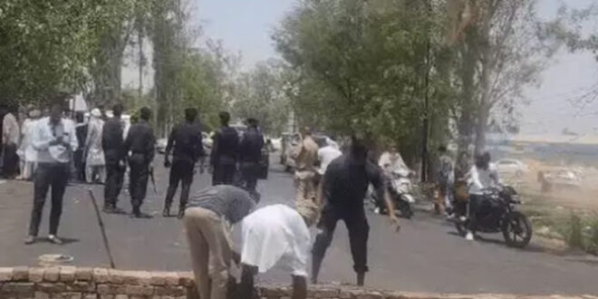 सड़क पर किसान का कब्जा बना सुर्खी: 3 बार कोर्ट से जीतने के बाद भी नहीं मिला मुआवजा, हाईवे पर खड़ी की दीवार