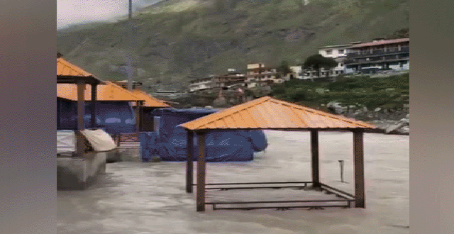 चमोली पुलिस ने श्रद्धालुओं से अलकनंदा नदी में न जाने की अपील, जलस्तर में तेज़ी से बढ़ोतरी