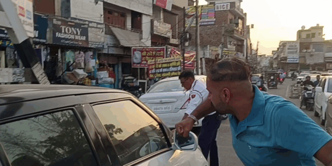 हरियाणा के कुरुक्षेत्र में एक ट्रैफिक पुलिसकर्मी को कुचलने की कोशिश का सनसनीखेज वीडियो सामने आया है। झांसा रोड रेलवे फाटक पर पुलिसकर्मी ने कार चालक को गाड़ी रोकने और साइड करने का इशारा किया था, लेकिन ड्राइवर ने पुलिस की बात नहीं मानी और कार को आगे बढ़ाता रहा। गुस्साए पुलिसकर्मी ने गाड़ी के बोनट पर मुक्का भी मारा। इस दौरान आसपास के लोगों ने भी मदद कर गाड़ी को रोकवाया। पुलिस ने कार चालक पर 23 हजार रुपये का चालान काटा है, जिसमें ट्रैफिक सिग्नल तोड़ना, ब्लैक फिल्म लगाना, खतरनाक ड्राइविंग और पुलिसकर्मी से दुर्व्यवहार शामिल हैं। चालक ने अपनी गलती स्वीकार कर माफी मांगी। ट्रैफिक SHO रामकरण ने बताया कि ड्राइवर ने रेलवे ट्रैक पार करते समय फाटक बंद होने का डर था, इसलिए कार नहीं रोकी। बाद में उसने पुलिस से माफी भी मांगी। हरियाणा पुलिसकर्मी कुचलने की कोशिश