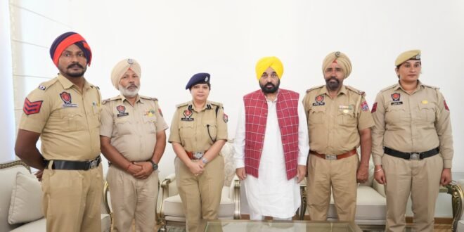 नहर में डूब रहे 11 लोगों की जान बचाने वाली बठिंडा पुलिस टीम से मुख्यमंत्री भगवंत मान की भेंट, बहादुरी की जमकर की तारीफ