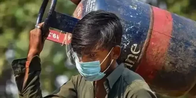आज से LPG सिलेंडर हुआ सस्ता! कमर्शियल गैस में ₹33.50 की कटौती, जानें अपने शहर का ताज़ा रेट