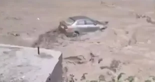 उत्तरकाशी में बादल फटने के बाद बाढ़ का कहर: कार बहती नजर आई, अंदर फंसे लोग
