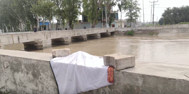नहर किनारे कन्या भ्रूण