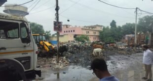ड़क किनारे जमा कूड़े को हटाने पहुंची नगर निगम की टीम को विरोध
