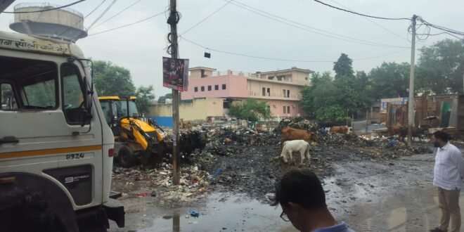 ड़क किनारे जमा कूड़े को हटाने पहुंची नगर निगम की टीम को विरोध