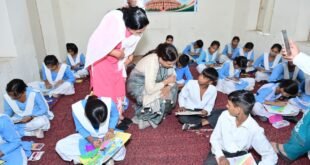बच्चों के बीच बैठीं डॉ. अर्चना गुप्ता,