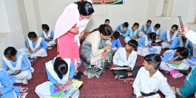 बच्चों के बीच बैठीं डॉ. अर्चना गुप्ता,
