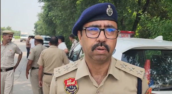 हाईवे किनारे मिला महिला का शव