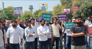 एसपी कार्यालय के बाहर विरोध प्रदर्शन किया।